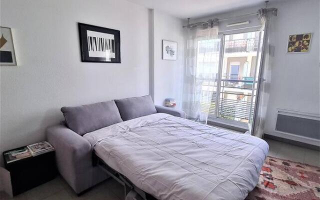 Beau studio tout confort au calme avec parking .