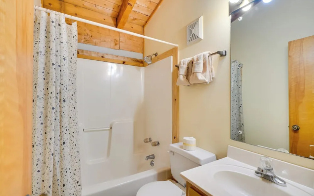 Covered Deck & Hot Tub: Cozy Gatlinburg Cabin