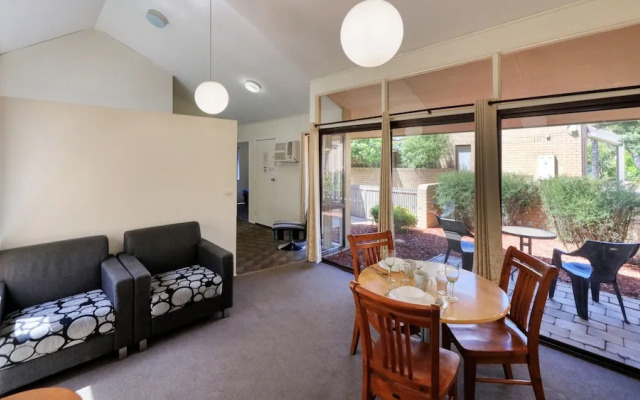 Executive Hideaway Motel