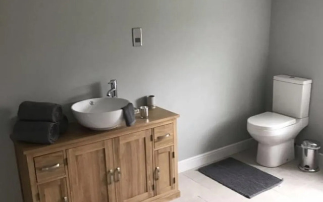 Pet-friendly - 2 Bedrooms Bungalow hot tub Parking