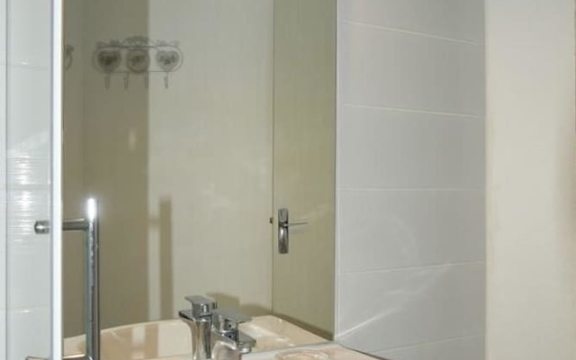 Studio + CM 4 Perosnnes