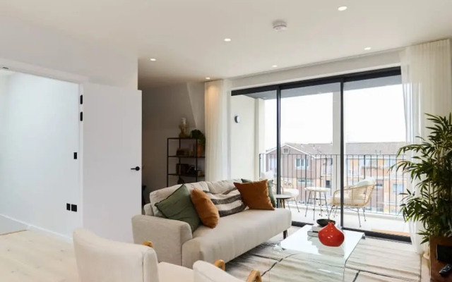 The Brondesbury Hideaway - Stylish 3bdr Flat With Balcony Parking