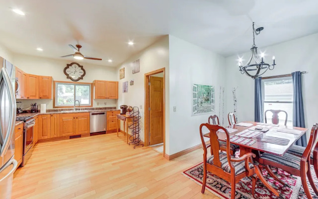 Near Saugatuck Dunes: Pet-friendly Fennville Home!
