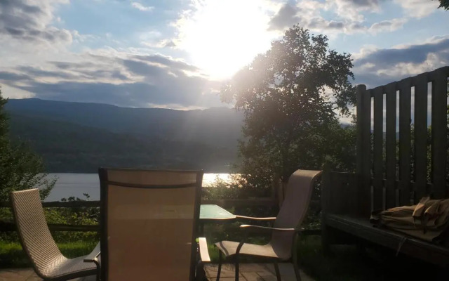 Beautiful suite with superb mountain view.