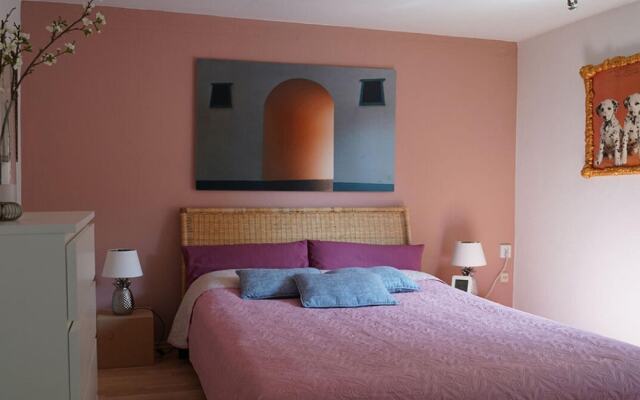 Holiday Home With art