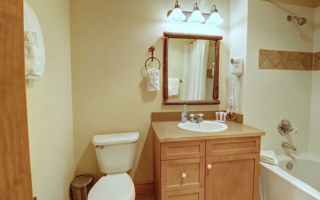 Spacious Top Floor Condo With Awesome Views and Vaulted ceilings - CS425 by Redawning