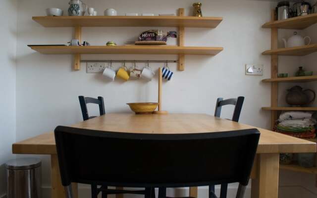 Victorian Flat In Homerton