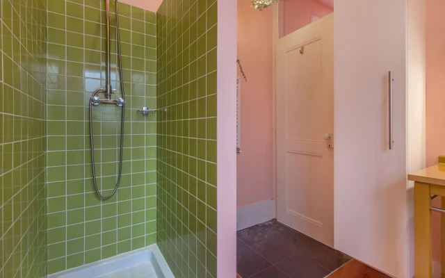 Bright & Beautiful Top Floor Graça Flat