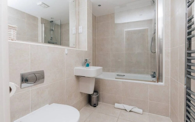 Central Modern Flat Sleeps 6 - Dedicated Parking - From 125 Per Night
