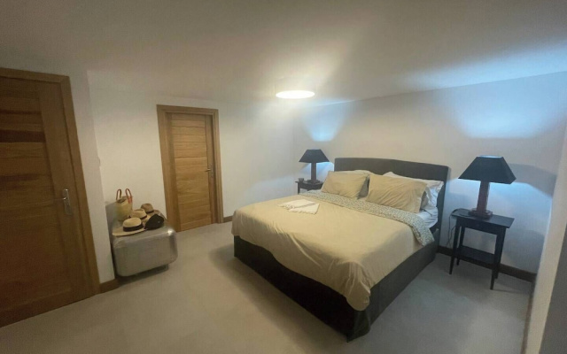 The White House Evgrious, Sleeps 4, Close to Beach