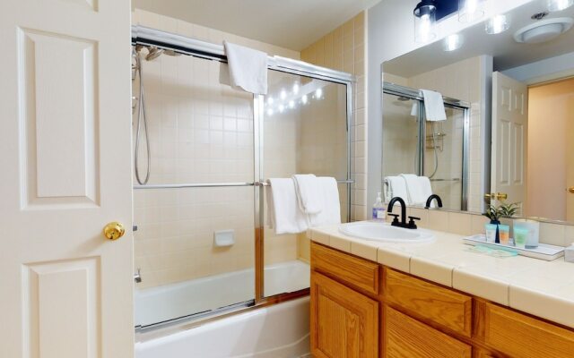 Silver Bear 21 Updated, Light and Bright, Walk to Canyon Lodge and Gondola by RedAwning