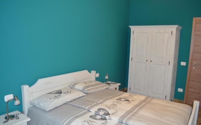 Parravicini Red Flower apartment