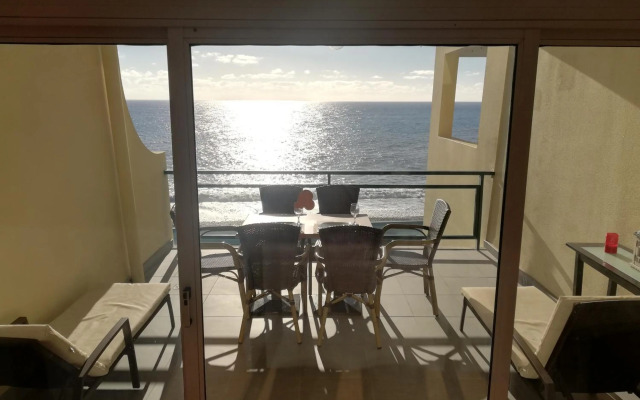 By the Beach & Pool Apartment