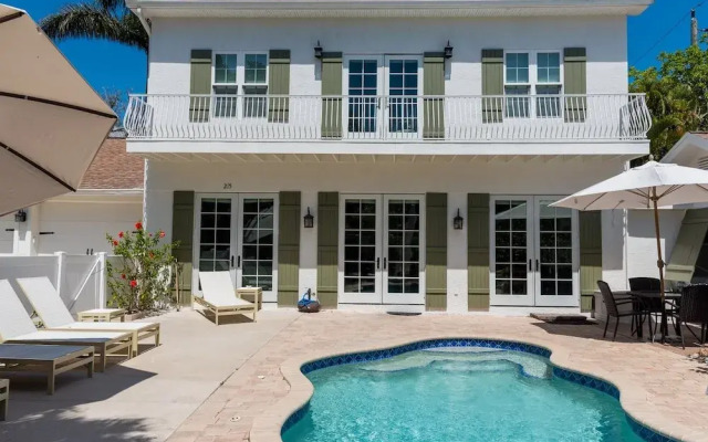 215 Spring Avenue 5 Bedroom Home by RedAwning