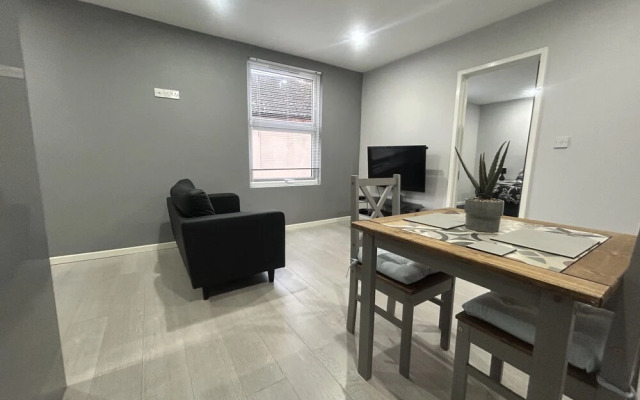 Private Luxury Apartment - Free Parking & Wi-fi