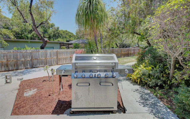 Spacious 4 3 Retreat- Heated Pool-playroom