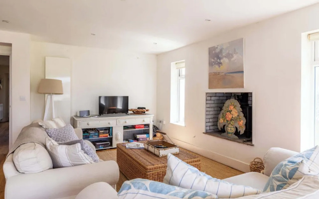 Light-filled Family-friendly Beach House