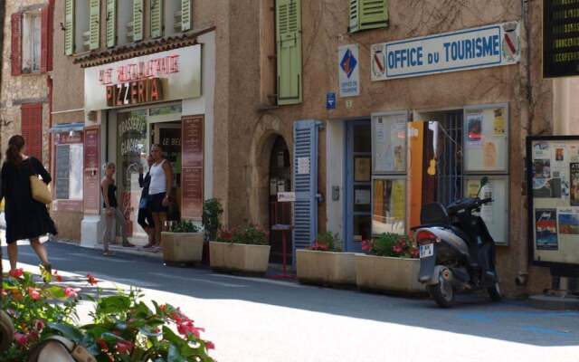 Alluring Holiday Home in Flayosc With Pool