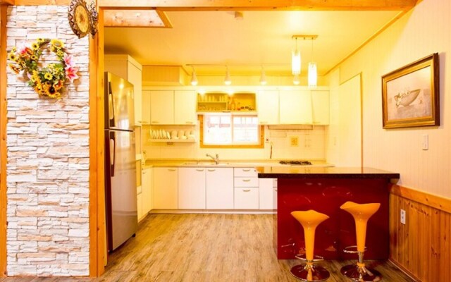 Gangneung Gyeongpo Awoolim Pension