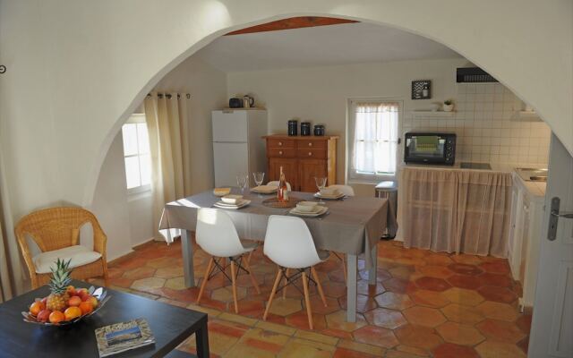 Mas Oréa Sous la glycine