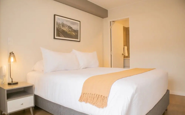 w Inviting 2BR w Balcony in Lively Miraflores