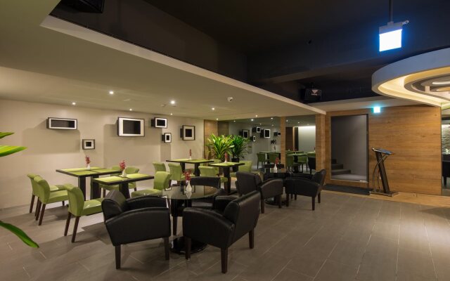Simple Plus Hotel