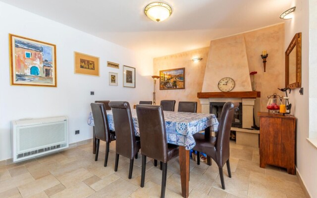 Beautiful Home in Mimice With Wifi and 3 Bedrooms