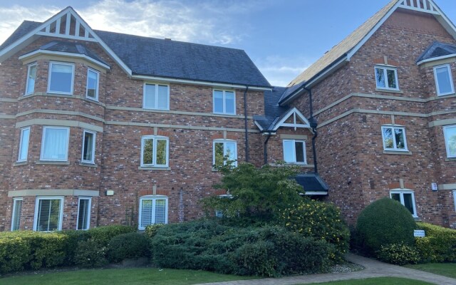 Royal Oak Apartment in Manchester Central Location