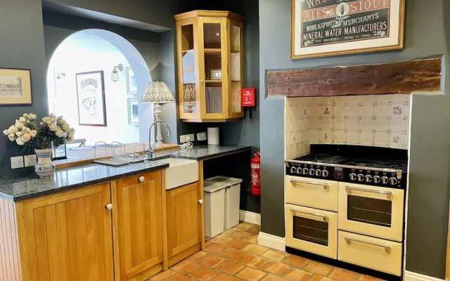 Dolls House - Luxury Townhouse - From 400 Per Night