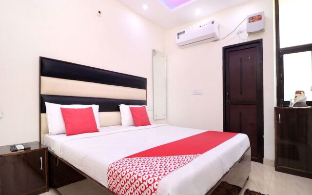 OYO 16694 Hotel Kb Square