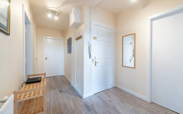 Roseangle - Spacious Family Apartment With South Facing Garden