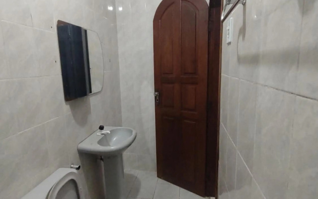 Casa grande em área central, bem iluminada e vent.