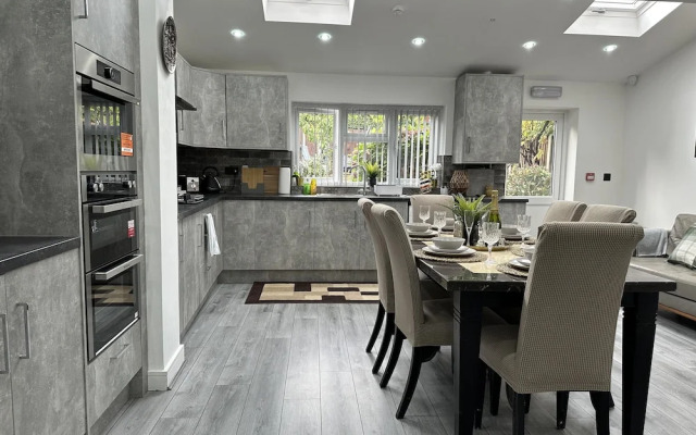 Stunning 4-bed House in Birmingham