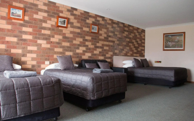 Highway Inn Motel – Guest Rooms – Hay