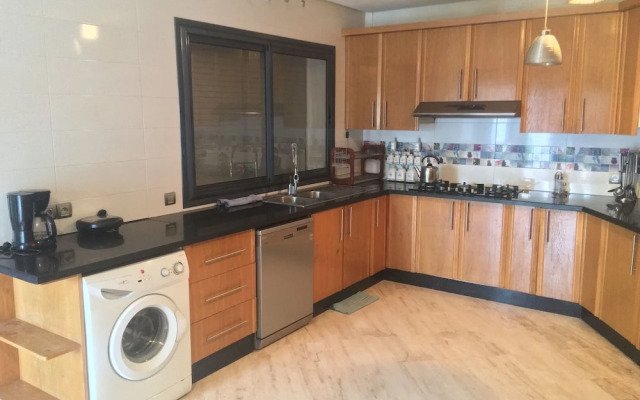 Luxurious 5 Bedrooms Villa Ref HI51053