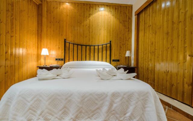 La Casita con jardín frente a la cascada