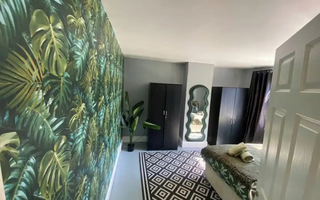 Leslie Road Retreat - Charming 4-bed House