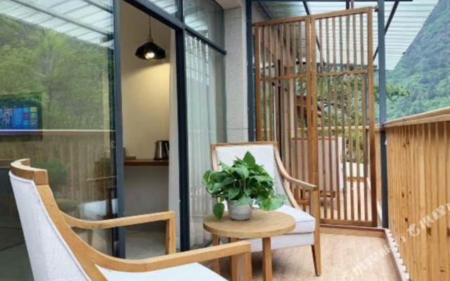 Banshan Yueshe Theme Art Holiday Hotel