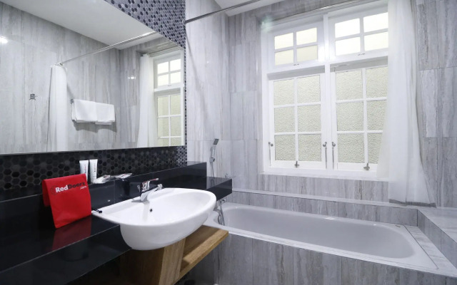 RedDoorz Premium near RS Pondok Indah