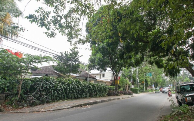 Bogor Guest House by Literooms