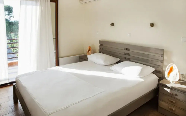 Family Vacation home with Views in Heart of Mani