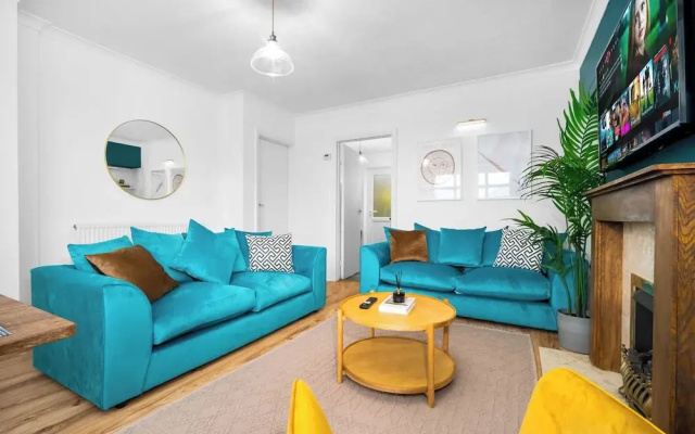 Stylish Three Bedroom Retreat With Garden