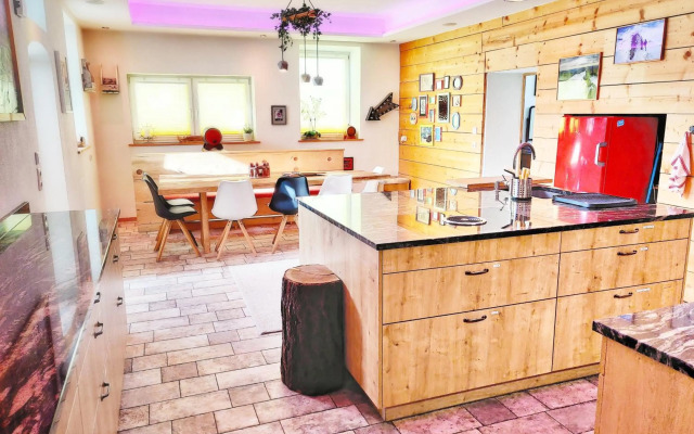 DMG - 'Large, Luxurious Ground Floor' Apartment