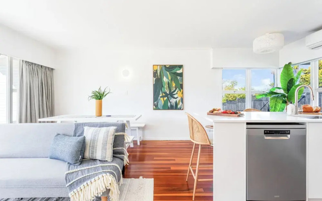 Takapuna 2 Br House Near Beach W/ Parking