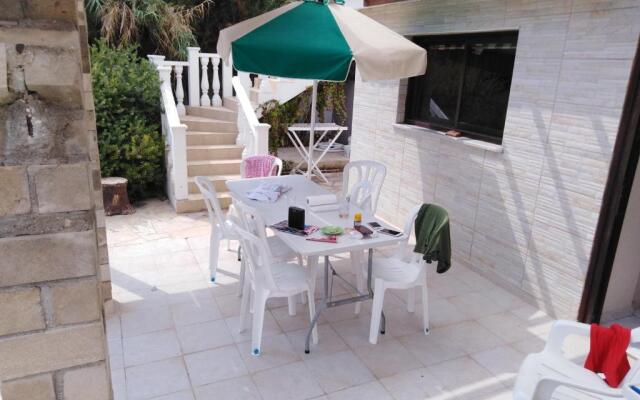 "lovely six Bedroom Villa in Coral Bay ."