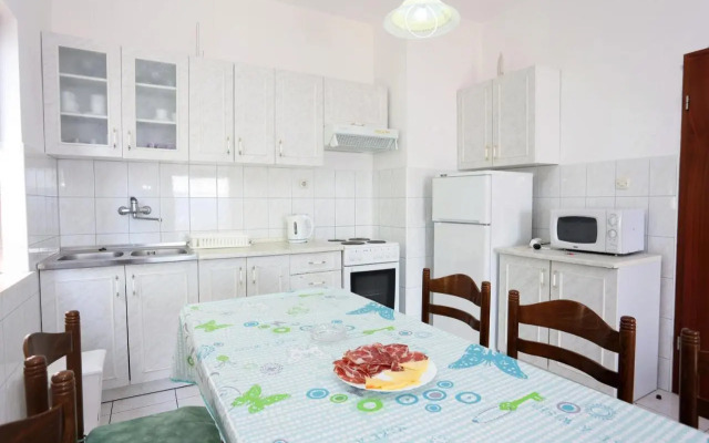 Apartments with a parking space Lokva Rogoznica, Omis - 10358