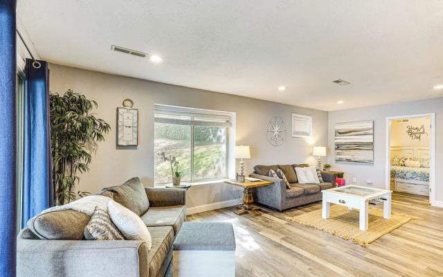 Waterfront Yard, Dock + Game Room: Linn Creek Home