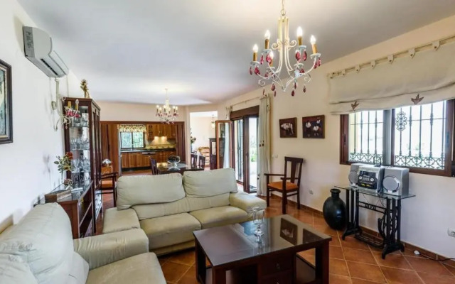 Cortijo Angela Vinuela by Ruralidays