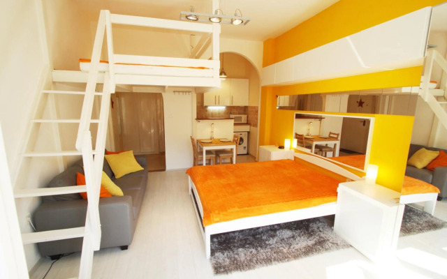 Sunny Studio with balcony in Party District