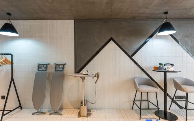 Atour Hotel Shanghai Jingan Daning International